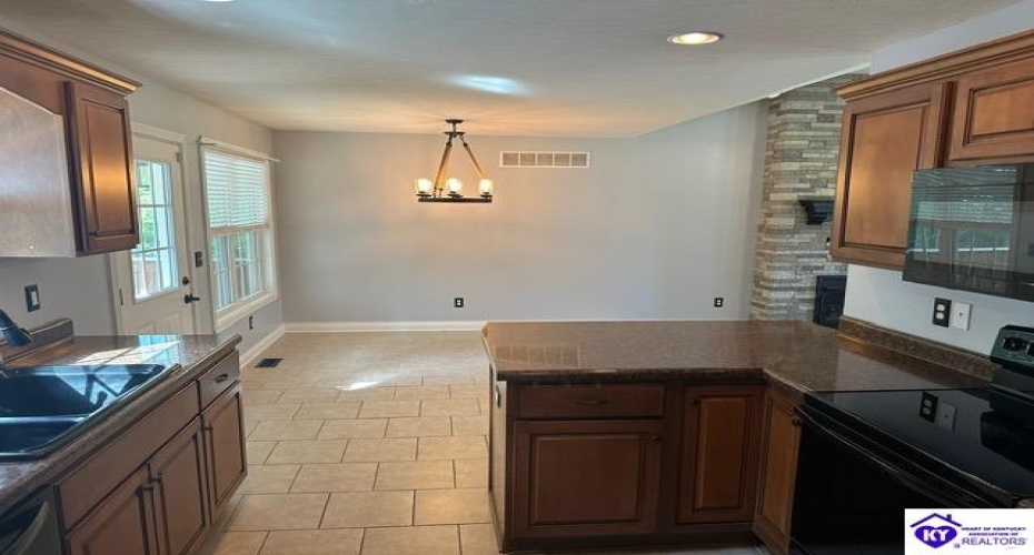 Tumbleweed Court, Elizabethtown, Kentucky 42701, ,2 BathroomsBathrooms,For Sale,Tumbleweed Court,HK24001695