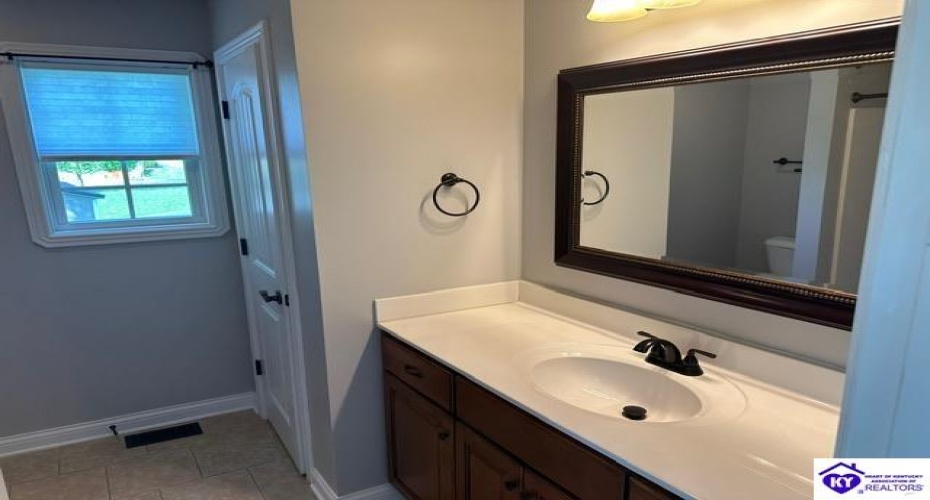 Tumbleweed Court, Elizabethtown, Kentucky 42701, ,2 BathroomsBathrooms,For Sale,Tumbleweed Court,HK24001695