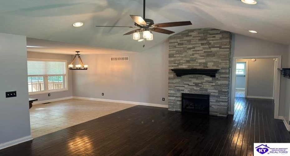 Tumbleweed Court, Elizabethtown, Kentucky 42701, ,2 BathroomsBathrooms,For Sale,Tumbleweed Court,HK24001695