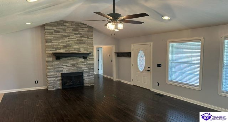 Tumbleweed Court, Elizabethtown, Kentucky 42701, ,2 BathroomsBathrooms,For Sale,Tumbleweed Court,HK24001695