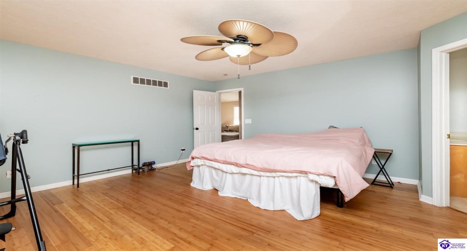 Doe Valley Parkway East, Brandenburg, Kentucky 40108, ,3 BathroomsBathrooms,For Sale,Doe Valley Parkway East,HK24003422