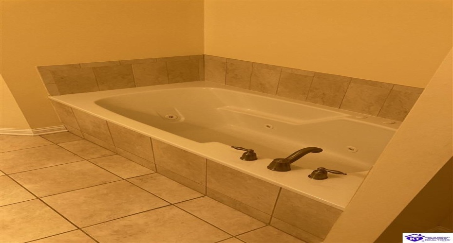 Legacy Court, Elizabethtown, Kentucky 42701, ,3 BathroomsBathrooms,For Sale,Legacy Court,HK24003428