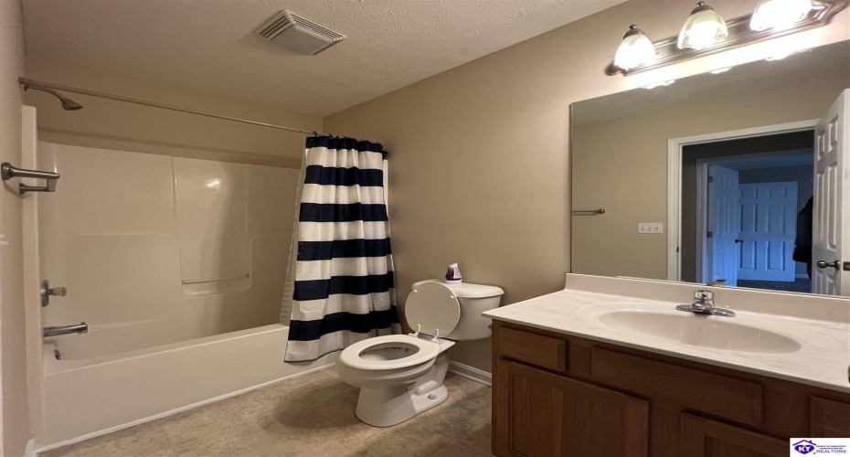 Twin Lakes Drive, Vine Grove, Kentucky 40175, ,3 BathroomsBathrooms,For Sale,Twin Lakes Drive,HK24003445
