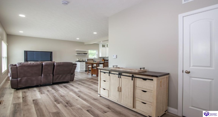 Southern Lake Drive, Elizabethtown, Kentucky 42701, ,3 BathroomsBathrooms,For Sale,Southern Lake Drive,HK24003461