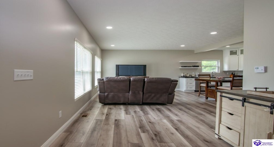 Southern Lake Drive, Elizabethtown, Kentucky 42701, ,3 BathroomsBathrooms,For Sale,Southern Lake Drive,HK24003461