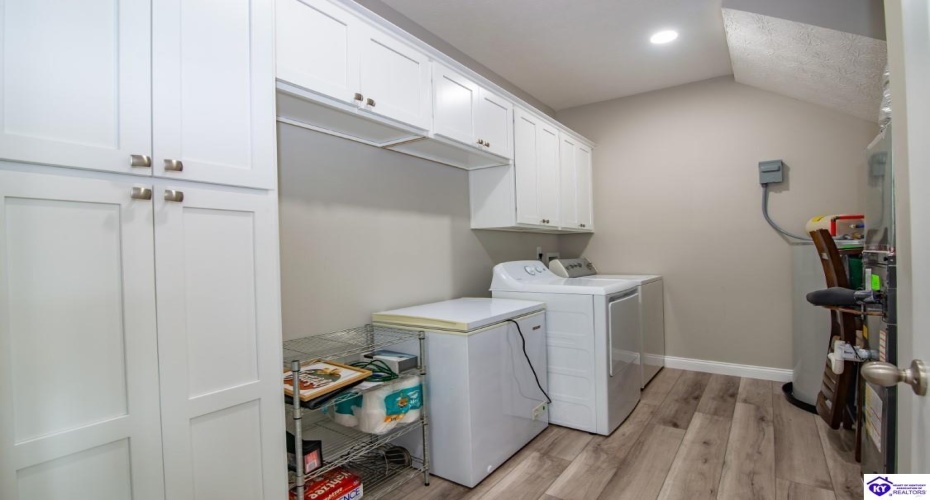 Southern Lake Drive, Elizabethtown, Kentucky 42701, ,3 BathroomsBathrooms,For Sale,Southern Lake Drive,HK24003461