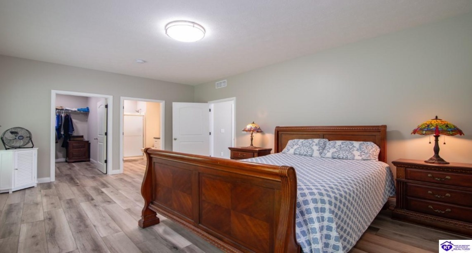 Southern Lake Drive, Elizabethtown, Kentucky 42701, ,3 BathroomsBathrooms,For Sale,Southern Lake Drive,HK24003461