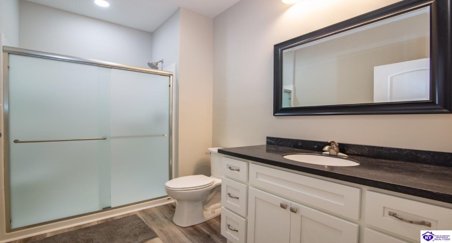 Southern Lake Drive, Elizabethtown, Kentucky 42701, ,3 BathroomsBathrooms,For Sale,Southern Lake Drive,HK24003461