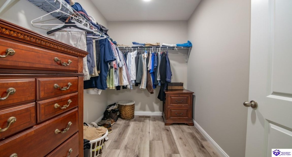 Southern Lake Drive, Elizabethtown, Kentucky 42701, ,3 BathroomsBathrooms,For Sale,Southern Lake Drive,HK24003461