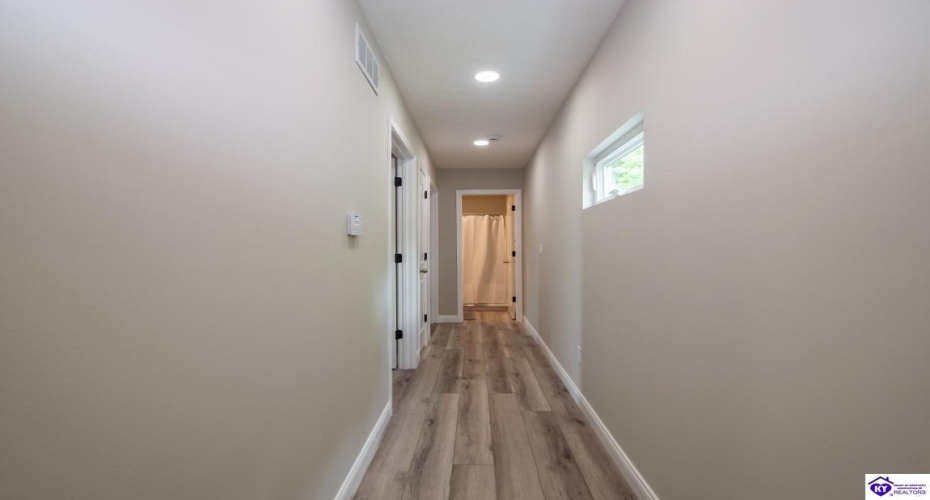 Southern Lake Drive, Elizabethtown, Kentucky 42701, ,3 BathroomsBathrooms,For Sale,Southern Lake Drive,HK24003461