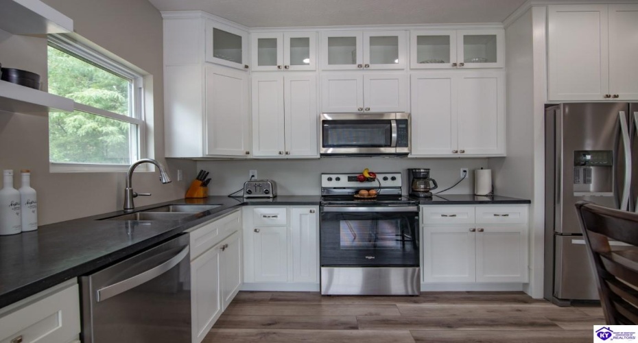 Southern Lake Drive, Elizabethtown, Kentucky 42701, ,3 BathroomsBathrooms,For Sale,Southern Lake Drive,HK24003461