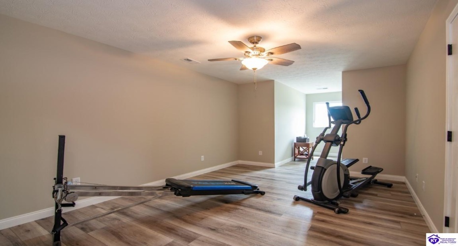 Southern Lake Drive, Elizabethtown, Kentucky 42701, ,3 BathroomsBathrooms,For Sale,Southern Lake Drive,HK24003461