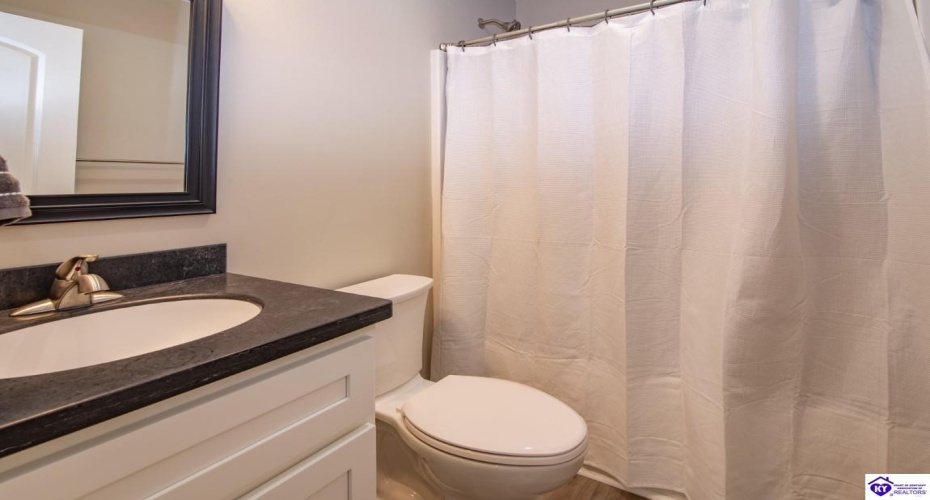 Southern Lake Drive, Elizabethtown, Kentucky 42701, ,3 BathroomsBathrooms,For Sale,Southern Lake Drive,HK24003461