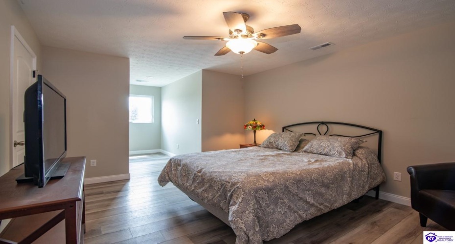 Southern Lake Drive, Elizabethtown, Kentucky 42701, ,3 BathroomsBathrooms,For Sale,Southern Lake Drive,HK24003461