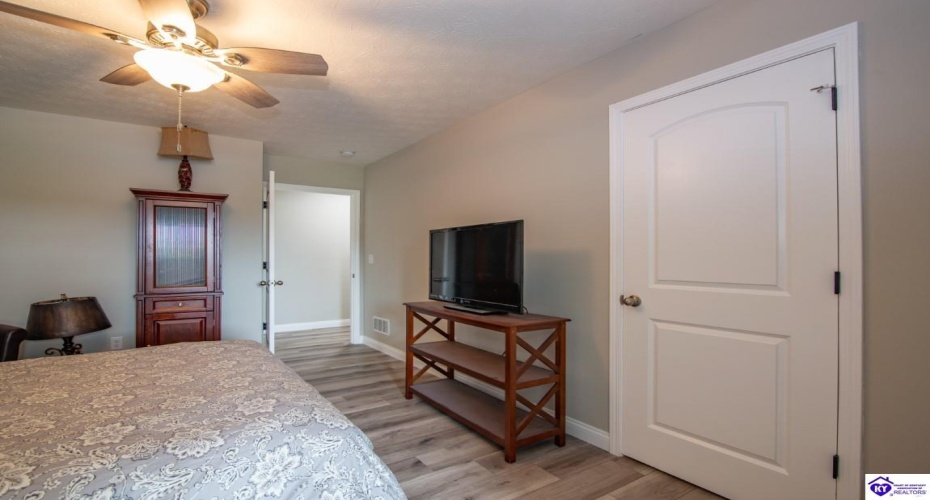 Southern Lake Drive, Elizabethtown, Kentucky 42701, ,3 BathroomsBathrooms,For Sale,Southern Lake Drive,HK24003461