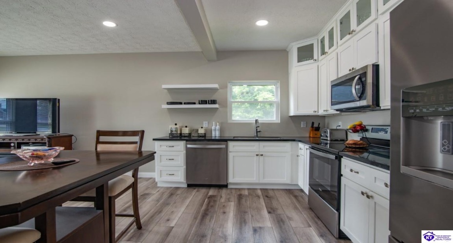 Southern Lake Drive, Elizabethtown, Kentucky 42701, ,3 BathroomsBathrooms,For Sale,Southern Lake Drive,HK24003461