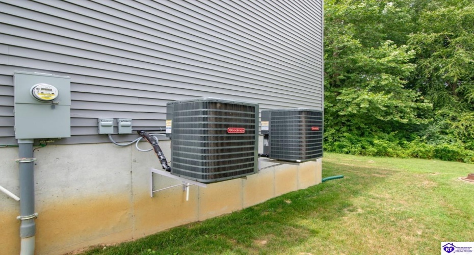 Southern Lake Drive, Elizabethtown, Kentucky 42701, ,3 BathroomsBathrooms,For Sale,Southern Lake Drive,HK24003461