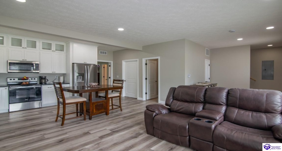 Southern Lake Drive, Elizabethtown, Kentucky 42701, ,3 BathroomsBathrooms,For Sale,Southern Lake Drive,HK24003461