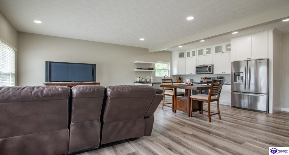 Southern Lake Drive, Elizabethtown, Kentucky 42701, ,3 BathroomsBathrooms,For Sale,Southern Lake Drive,HK24003461