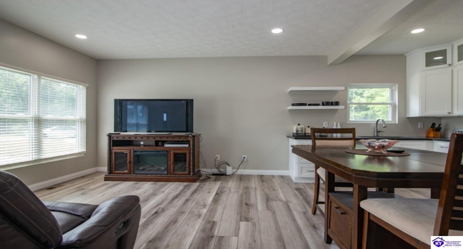 Southern Lake Drive, Elizabethtown, Kentucky 42701, ,3 BathroomsBathrooms,For Sale,Southern Lake Drive,HK24003461