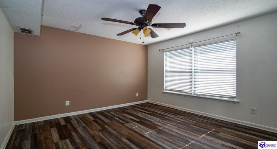 Lorien Court, Elizabethtown, Kentucky 42701, ,2 BathroomsBathrooms,For Sale,Lorien Court,HK24003488