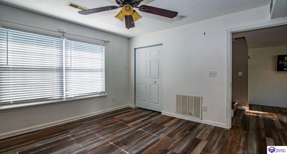 Lorien Court, Elizabethtown, Kentucky 42701, ,2 BathroomsBathrooms,For Sale,Lorien Court,HK24003488