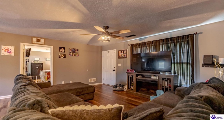 Darren Drive, Leitchfield, Kentucky 42754, ,2 BathroomsBathrooms,For Sale,Darren Drive,HK24003493 Darren Drive, Leitchfield, Kentucky 42754, ,2 BathroomsBathrooms,For Sale,Darren Drive,HK24003493