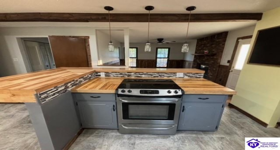 Amy Avenue, Elizabethtown, Kentucky 42701, ,3 BathroomsBathrooms,For Sale,Amy Avenue,HK24003523