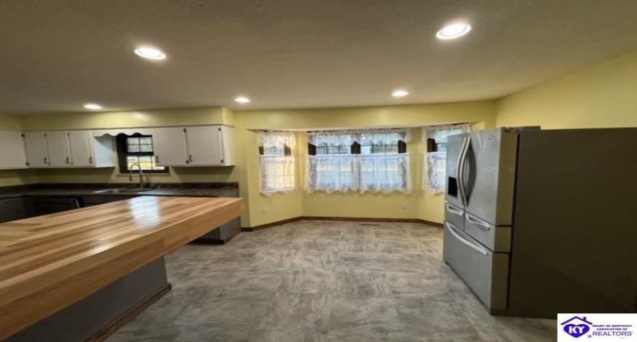 Amy Avenue, Elizabethtown, Kentucky 42701, ,3 BathroomsBathrooms,For Sale,Amy Avenue,HK24003523