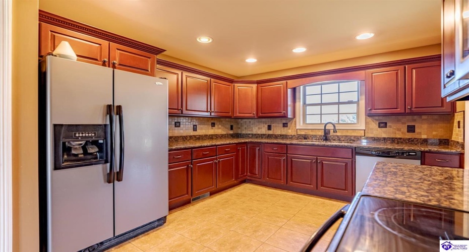 Loretto Drive, Elizabethtown, Kentucky 42701, ,2 BathroomsBathrooms,For Sale,Loretto Drive,HK24003576