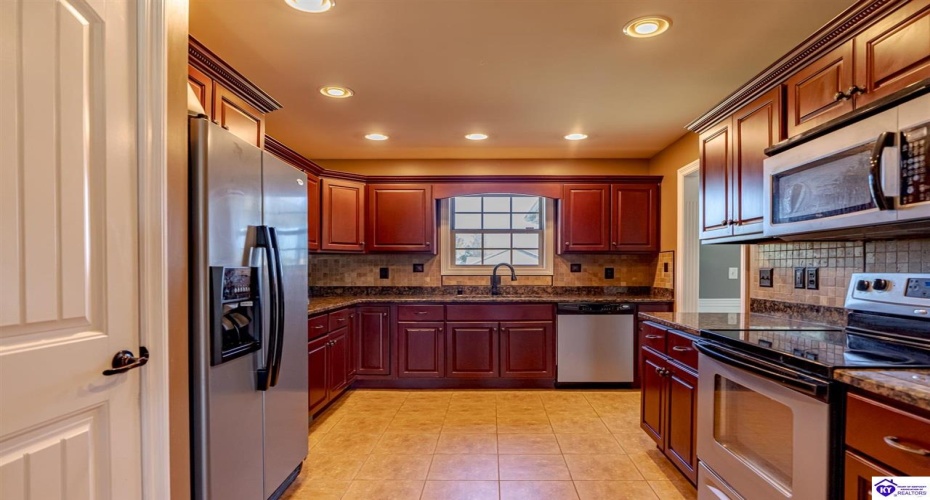 Loretto Drive, Elizabethtown, Kentucky 42701, ,2 BathroomsBathrooms,For Sale,Loretto Drive,HK24003576