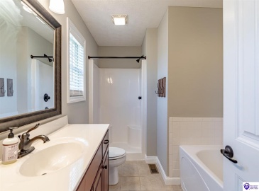 Loretto Drive, Elizabethtown, Kentucky 42701, ,2 BathroomsBathrooms,For Sale,Loretto Drive,HK24003576 Loretto Drive, Elizabethtown, Kentucky 42701, ,2 BathroomsBathrooms,For Sale,Loretto Drive,HK24003576