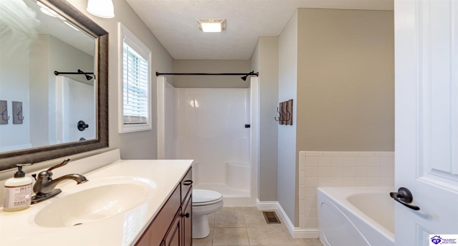 Loretto Drive, Elizabethtown, Kentucky 42701, ,2 BathroomsBathrooms,For Sale,Loretto Drive,HK24003576