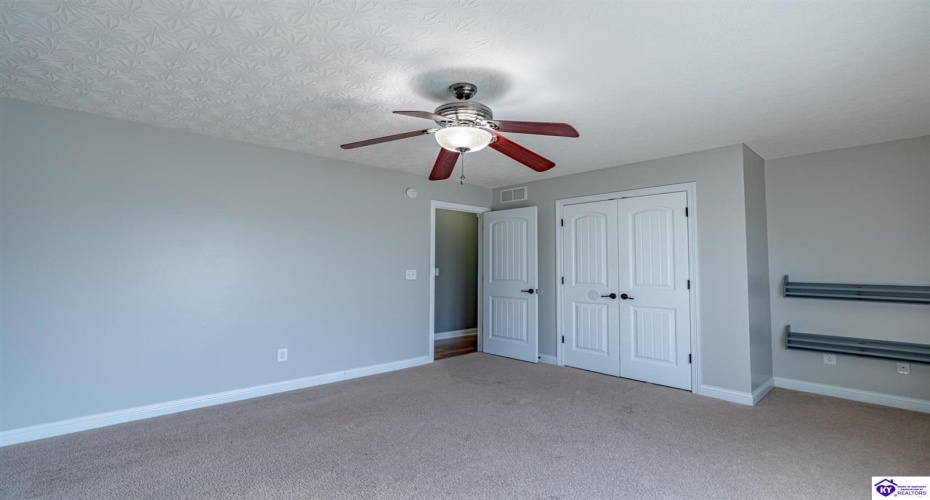 Loretto Drive, Elizabethtown, Kentucky 42701, ,2 BathroomsBathrooms,For Sale,Loretto Drive,HK24003576