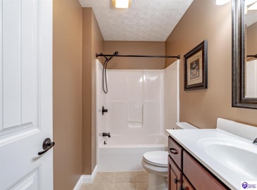 Loretto Drive, Elizabethtown, Kentucky 42701, ,2 BathroomsBathrooms,For Sale,Loretto Drive,HK24003576 Loretto Drive, Elizabethtown, Kentucky 42701, ,2 BathroomsBathrooms,For Sale,Loretto Drive,HK24003576