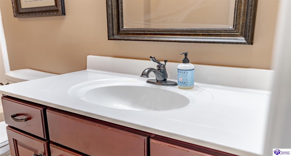 Loretto Drive, Elizabethtown, Kentucky 42701, ,2 BathroomsBathrooms,For Sale,Loretto Drive,HK24003576