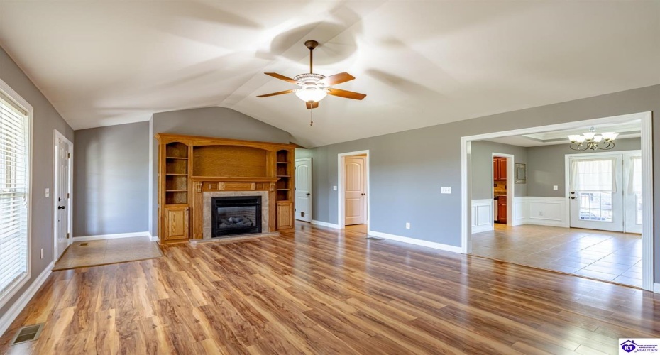 Loretto Drive, Elizabethtown, Kentucky 42701, ,2 BathroomsBathrooms,For Sale,Loretto Drive,HK24003576