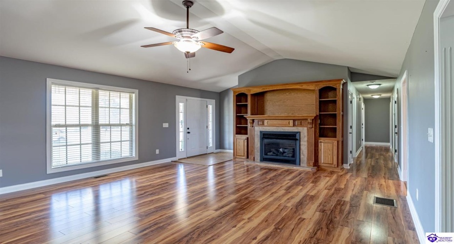 Loretto Drive, Elizabethtown, Kentucky 42701, ,2 BathroomsBathrooms,For Sale,Loretto Drive,HK24003576