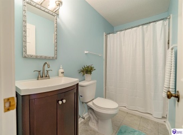 Freeman Green Drive, Elizabethtown, Kentucky 42701, ,2 BathroomsBathrooms,For Sale,Freeman Green Drive,HK24003589 Freeman Green Drive, Elizabethtown, Kentucky 42701, ,2 BathroomsBathrooms,For Sale,Freeman Green Drive,HK24003589