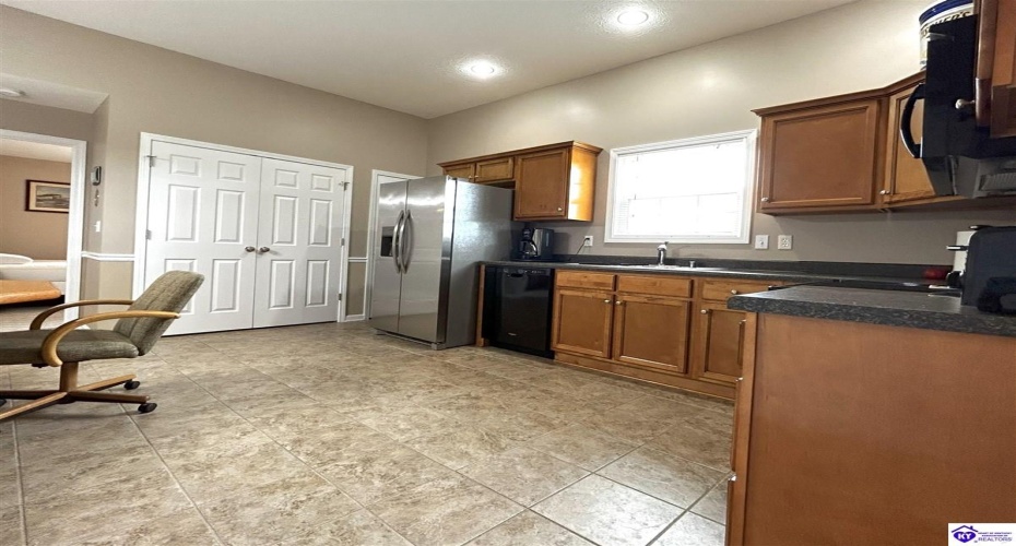 College Station Court, Elizabethtown, Kentucky 42701, ,1 BathroomBathrooms,For Sale,College Station Court,HK24003639