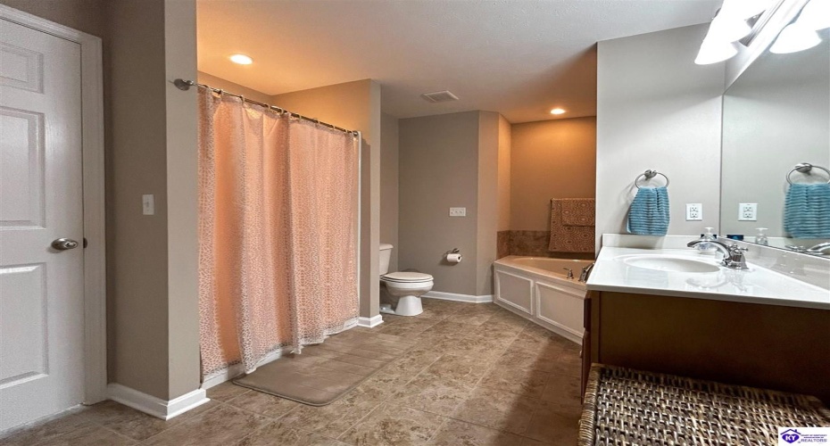 College Station Court, Elizabethtown, Kentucky 42701, ,1 BathroomBathrooms,For Sale,College Station Court,HK24003639