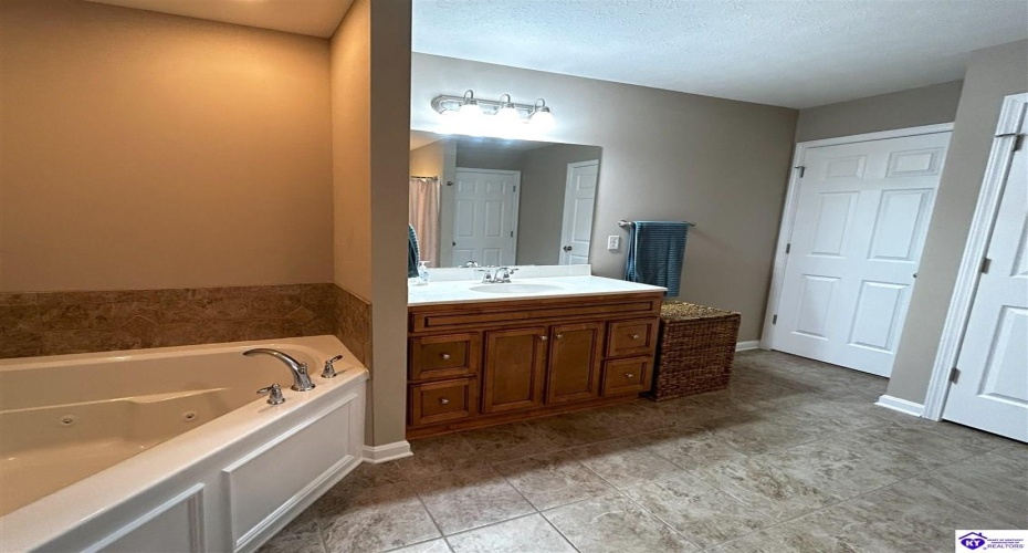 College Station Court, Elizabethtown, Kentucky 42701, ,1 BathroomBathrooms,For Sale,College Station Court,HK24003639