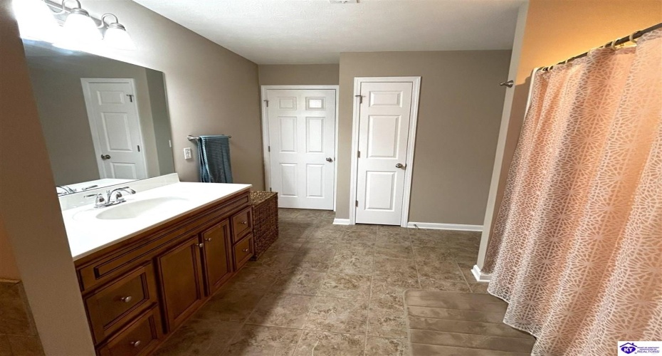 College Station Court, Elizabethtown, Kentucky 42701, ,1 BathroomBathrooms,For Sale,College Station Court,HK24003639