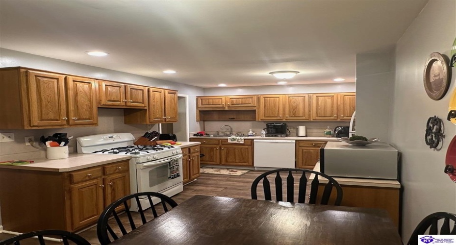 Mac Brae Rd, Louisville, Kentucky 40214, ,2 BathroomsBathrooms,For Sale,Mac Brae Rd,HK24003399