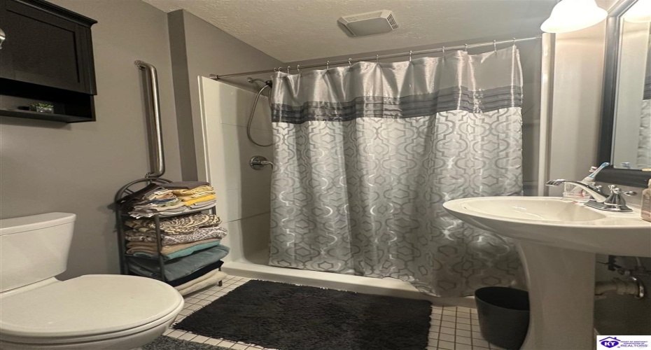 Mac Brae Rd, Louisville, Kentucky 40214, ,2 BathroomsBathrooms,For Sale,Mac Brae Rd,HK24003399