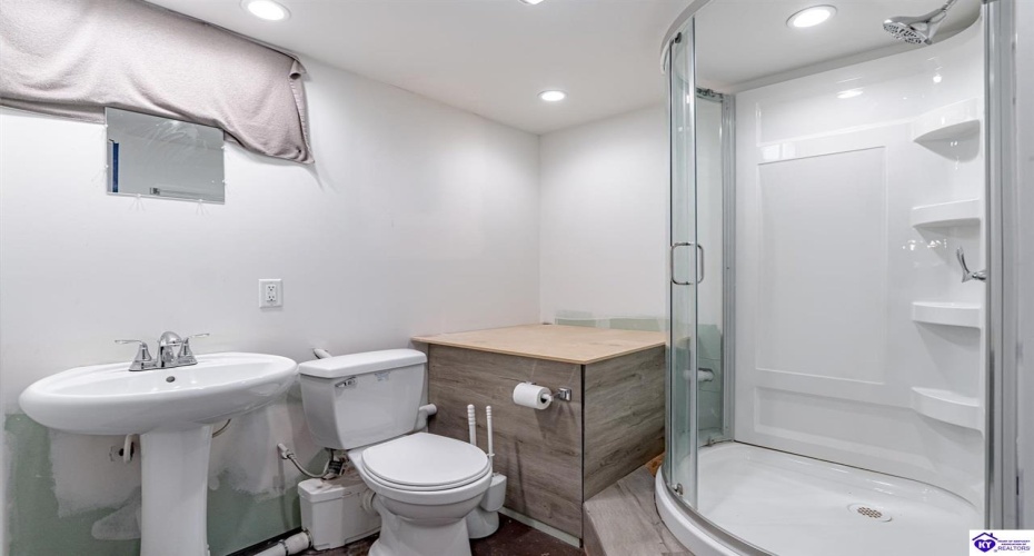 Deering Lane, Radcliff, Kentucky 40160, ,3 BathroomsBathrooms,For Sale,Deering Lane,HK24003773