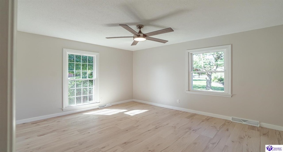 El Dorado Drive, Elizabethtown, Kentucky 42701, ,3 BathroomsBathrooms,For Sale,El Dorado Drive,HK24003783