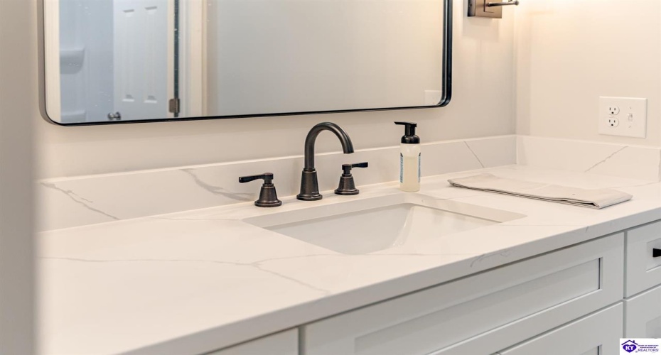 El Dorado Drive, Elizabethtown, Kentucky 42701, ,3 BathroomsBathrooms,For Sale,El Dorado Drive,HK24003783