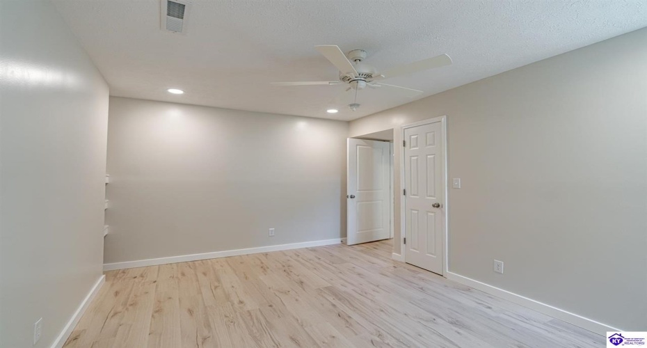 El Dorado Drive, Elizabethtown, Kentucky 42701, ,3 BathroomsBathrooms,For Sale,El Dorado Drive,HK24003783