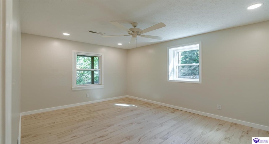 El Dorado Drive, Elizabethtown, Kentucky 42701, ,3 BathroomsBathrooms,For Sale,El Dorado Drive,HK24003783